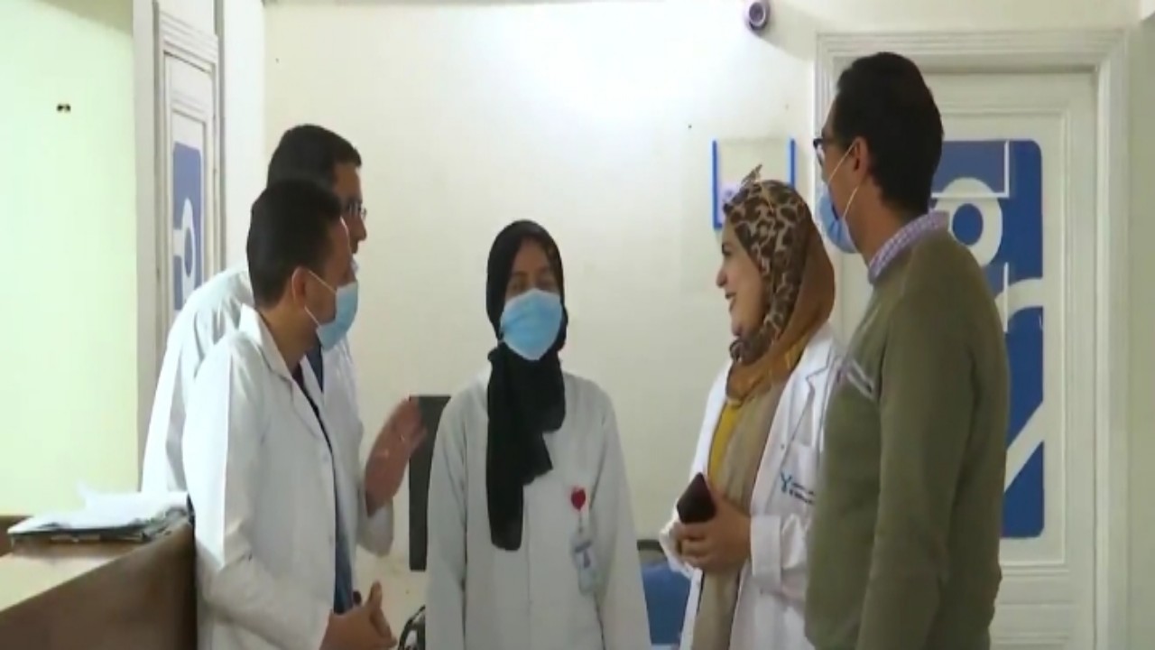 بالفيديو.. مواطنة شابة تقهر الظروف الاستثنائية وتواصل دراسة الطب في مصر