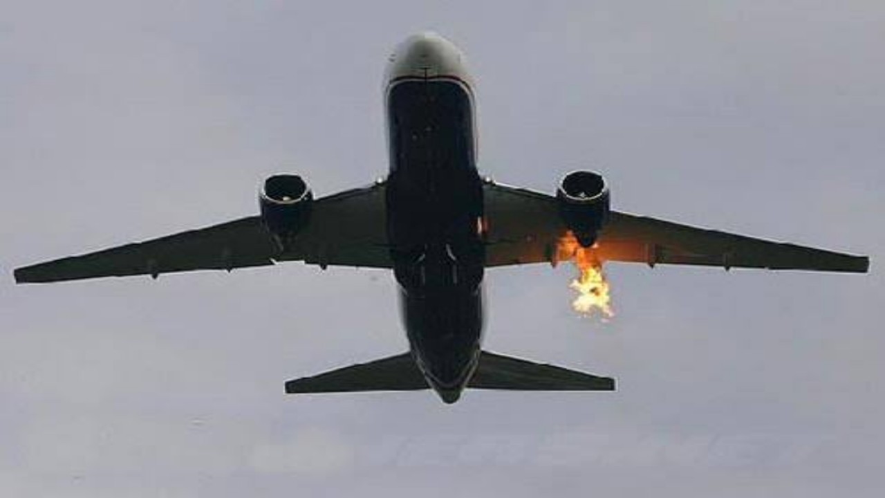 كيفية هبوط الطائرة بأمان رغم احتراق أحد محركيها