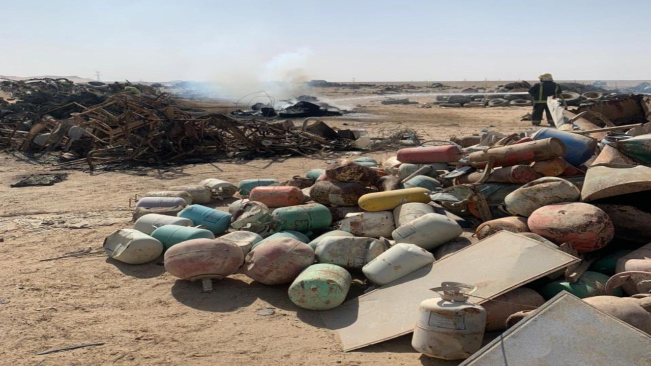بالصور.. اندلاع حريق في أرض فضاء على طريق «الرياض &#8211; الأحساء»