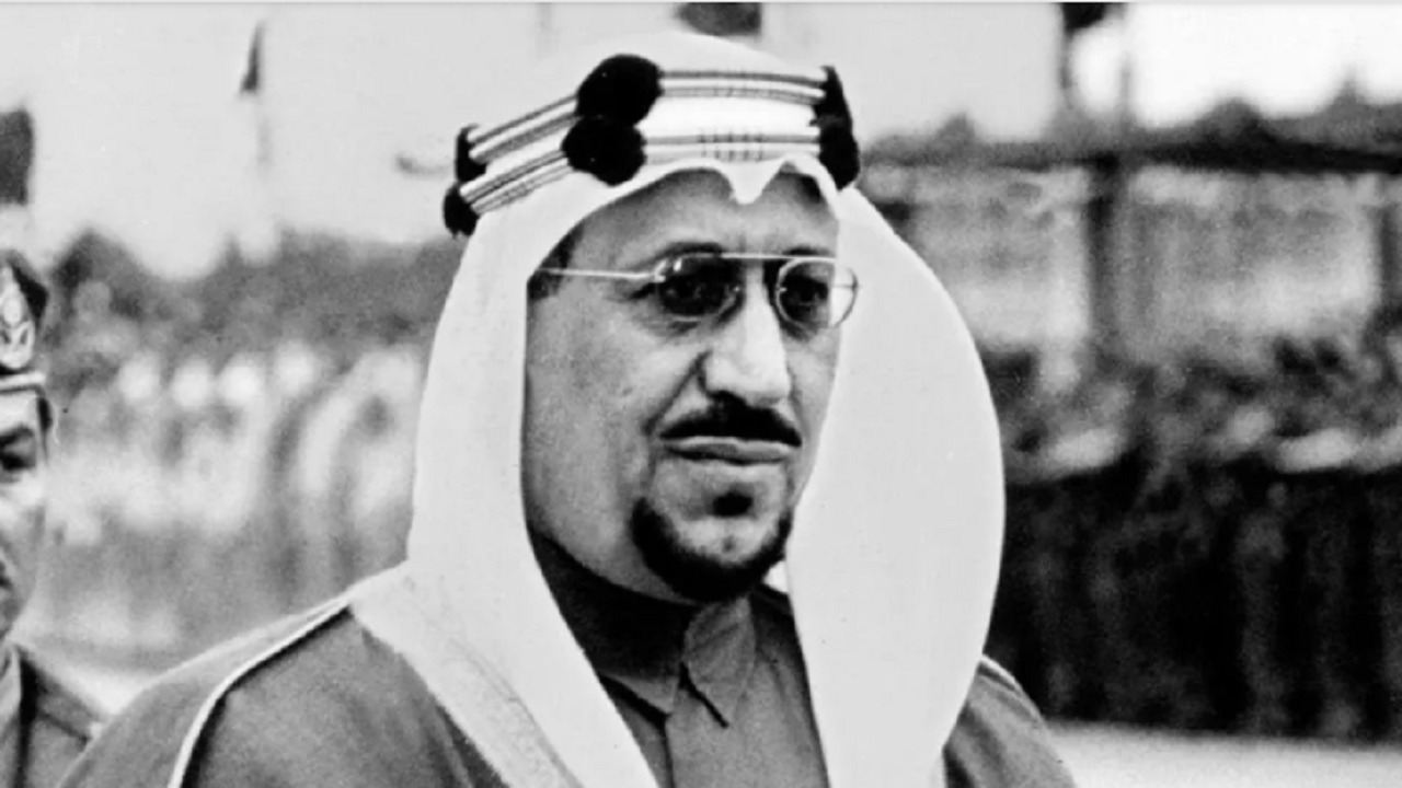 فيديو نادر للملك سعود أثناء نزوله من موكبه الخاص للسلام على الأطفال