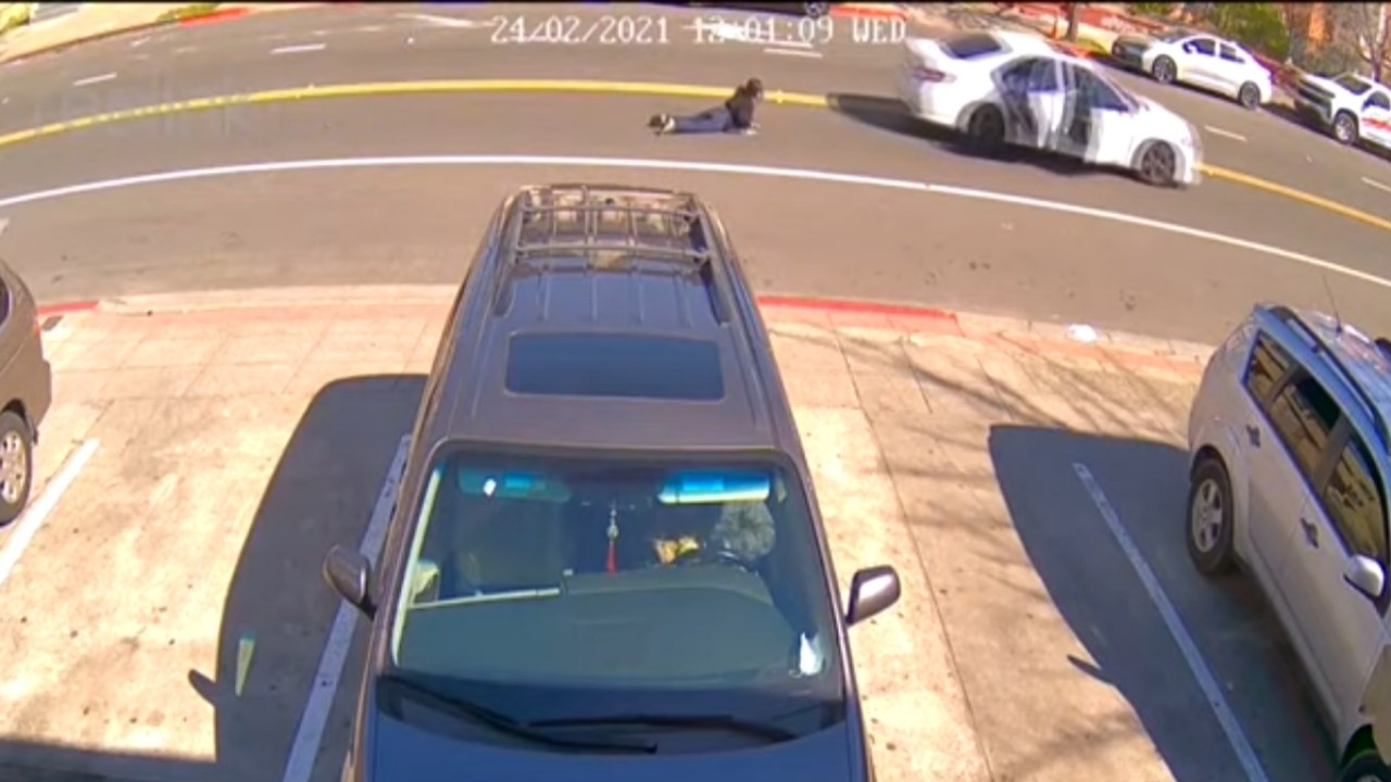 بالفيديو.. لحظة تعرض امرأة لمحاولة سرقة من سيارة بالطريق