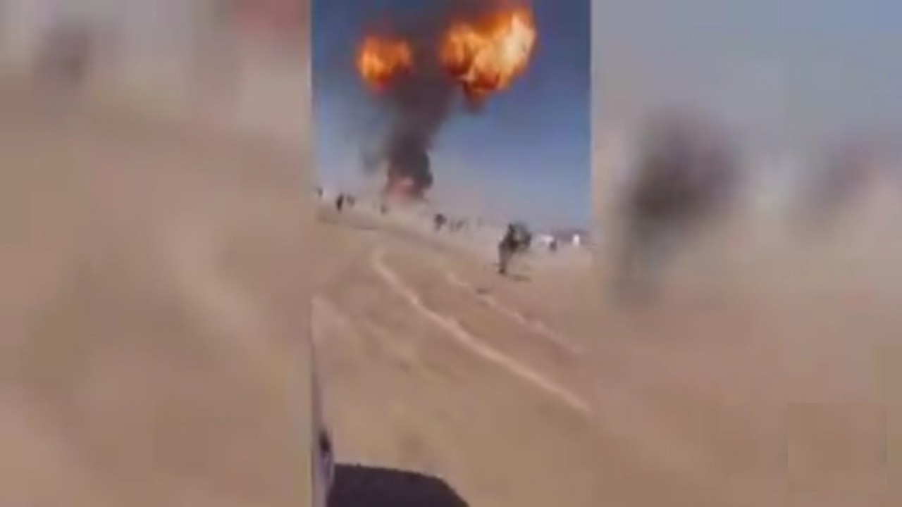 بالفيديو.. انفجار عدة شاحنات وقود تسبب بحريق كبير عند نقطة حدودية لإيران مع أفغانستان