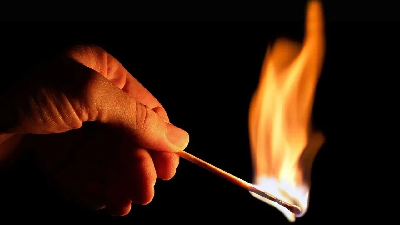 شاب يشعل النيران في خاله بعد اكتشاف علاقته بزوجته!