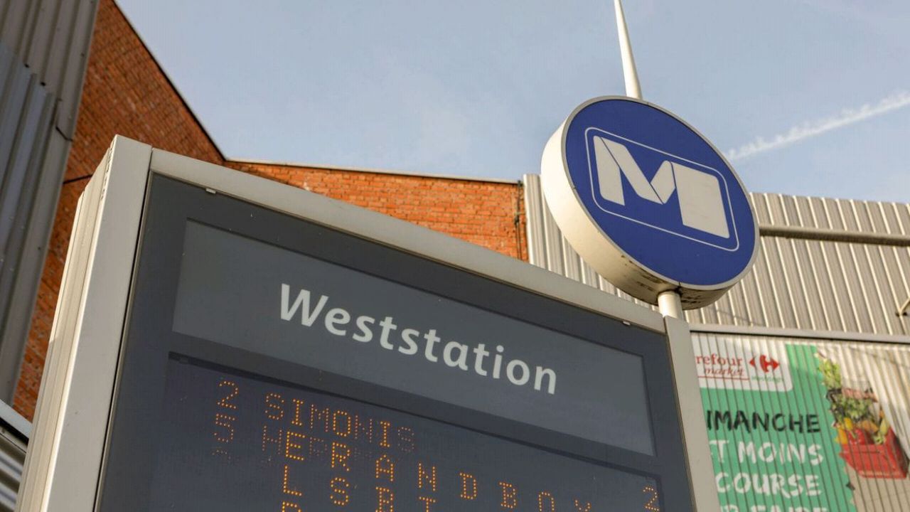 رجل يهاجم ركاب محطة مترو بروكسل بسكين