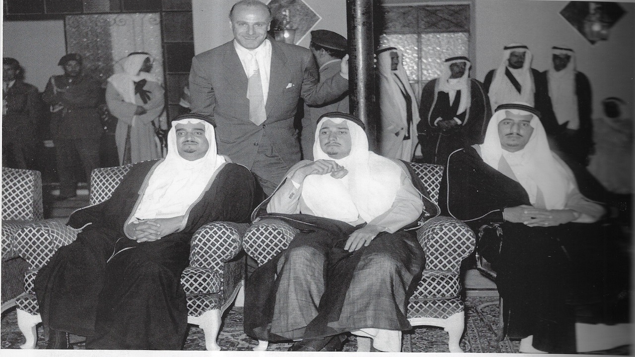 صورة قديمة للملك سلمان مع الأمير طلال والملك فهد