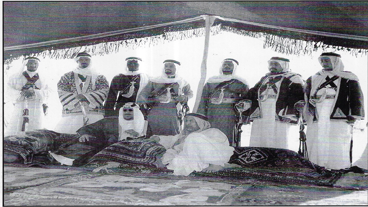 صورة مميزة لجلسة بسيطة للملك سعود مع أمير دولة الكويت الراحل