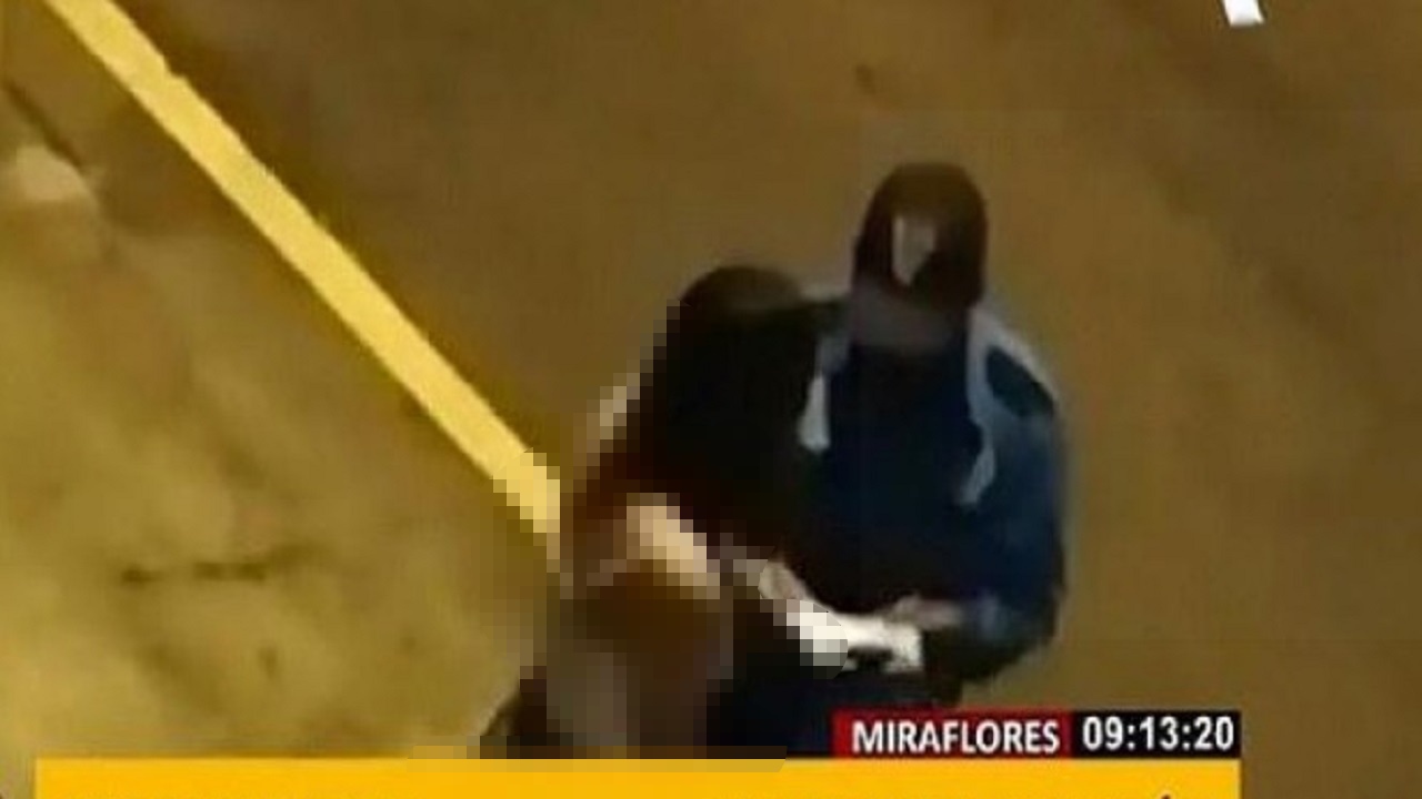 شرطي يلغي مخالفة فتاة لحظر التجول مقابل قبلة