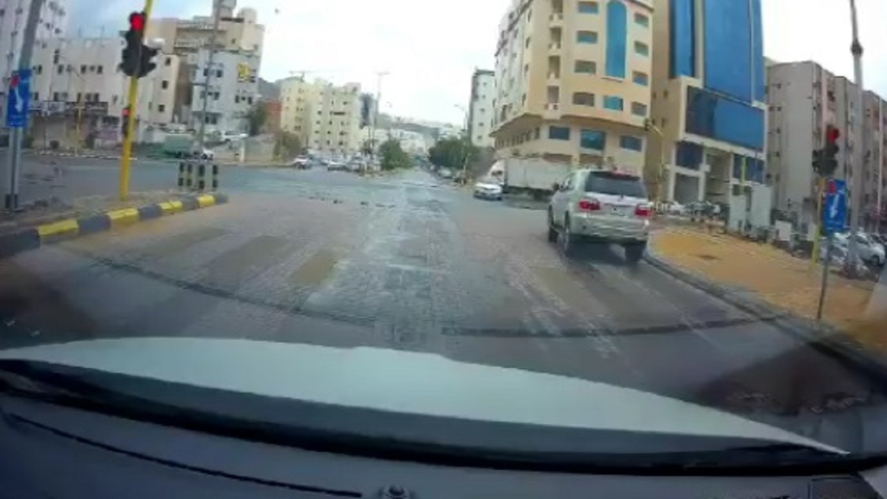 بالفيديو .. قائد مركبة يتجاوز بطريقة مخالفة إشارة المرور في مكة المكرمة