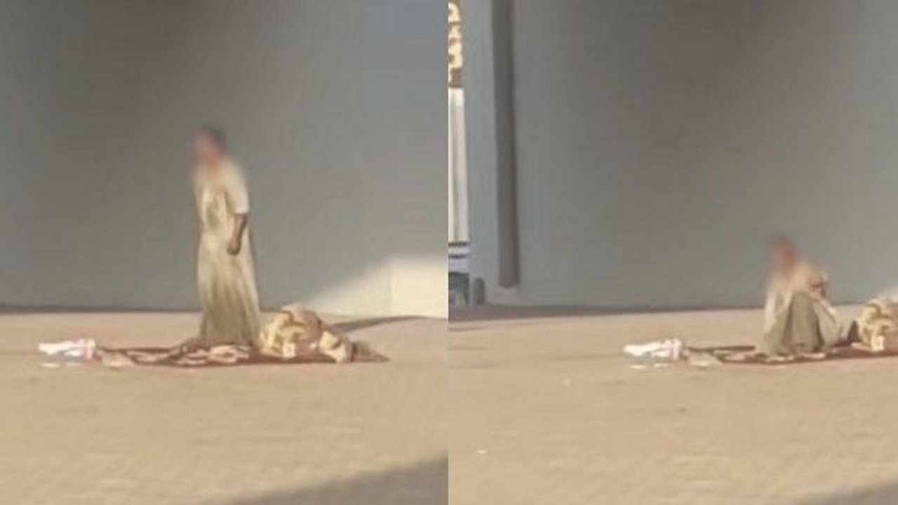 بالصور.. شخص بثياب بالية يفترش كوبري النورية في مكة