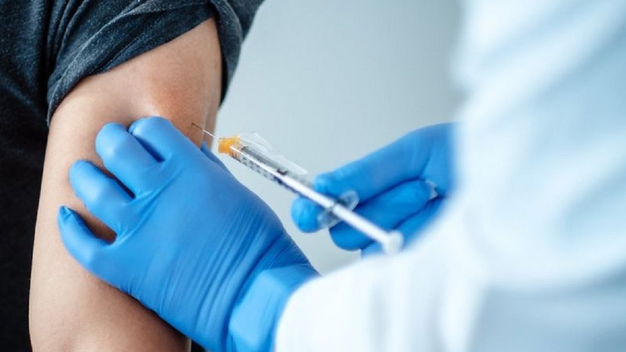 “الصحة” توضح موقف من تلقى اللقاح من العزل الصحي