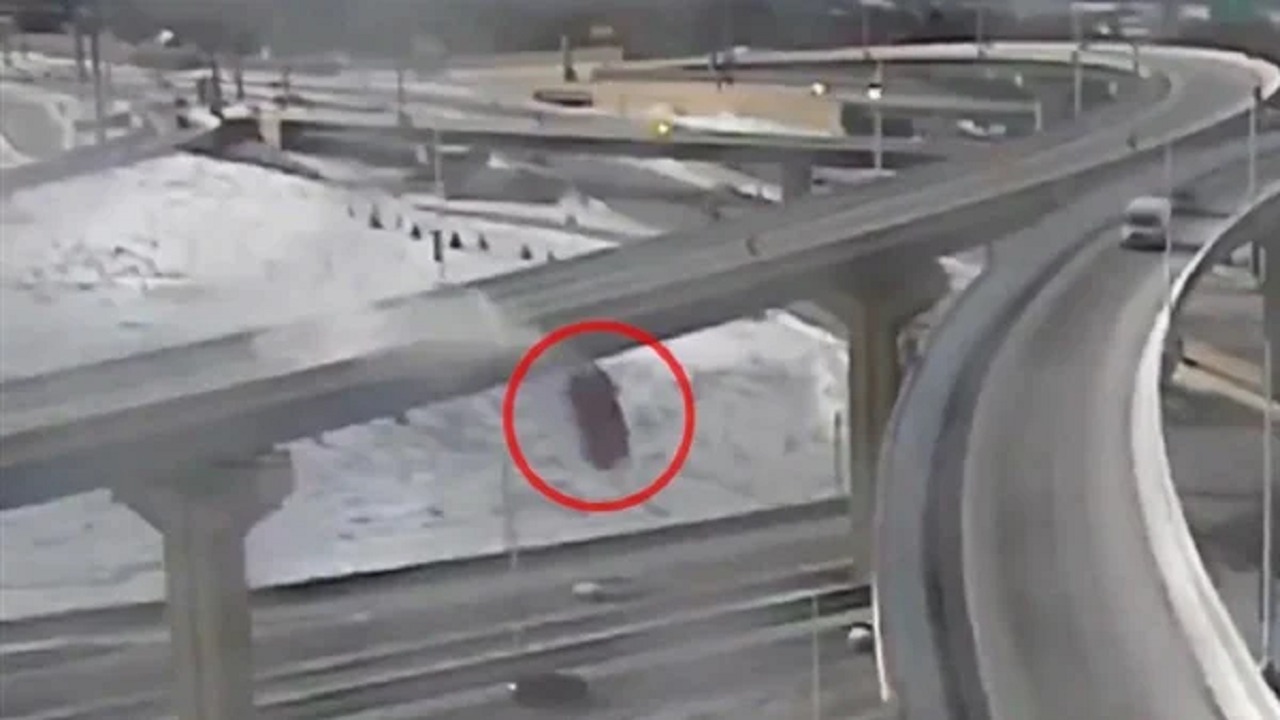 بالفيديو.. سائق ينجو من الموت بأعجوبة بعد سقوط سيارته من أعلى جسر