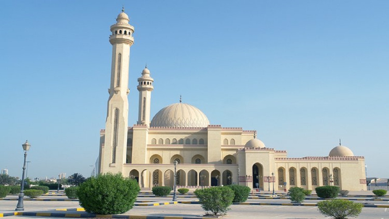 البحرين تعلق الصلاة في المساجد