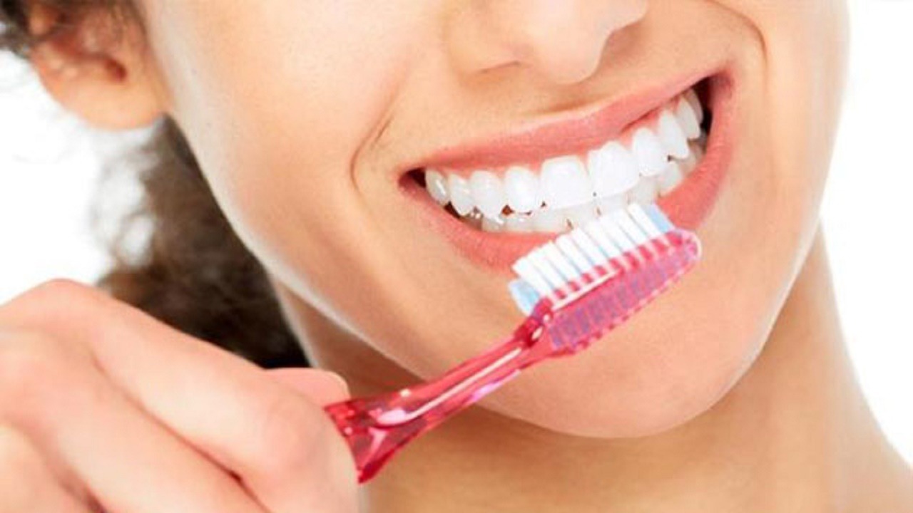 خطورة الإفراط في استخدام الفرشاة لتنظيف الأسنان