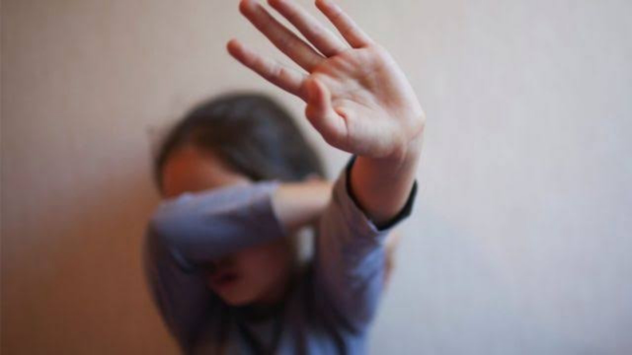طفلة تستغيث باكية بعد تعرضها للاغتصاب من عمها وابن جيرانهم