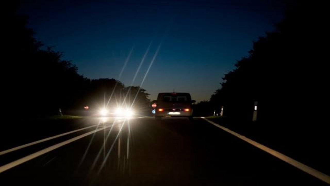 نصائح لقائدي السيارات لتجنب مخاطر السفر ليلًا