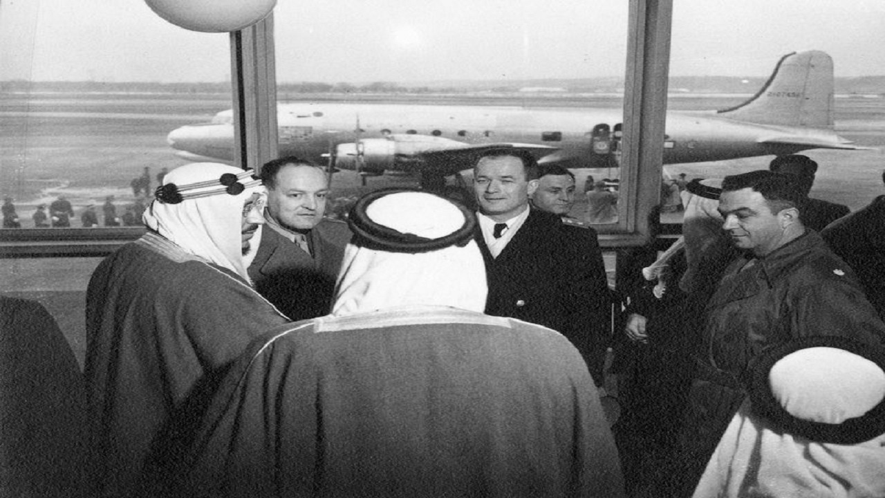 صورة قديمة للملك سعود في مطار واشنطن قبل 73 عاما