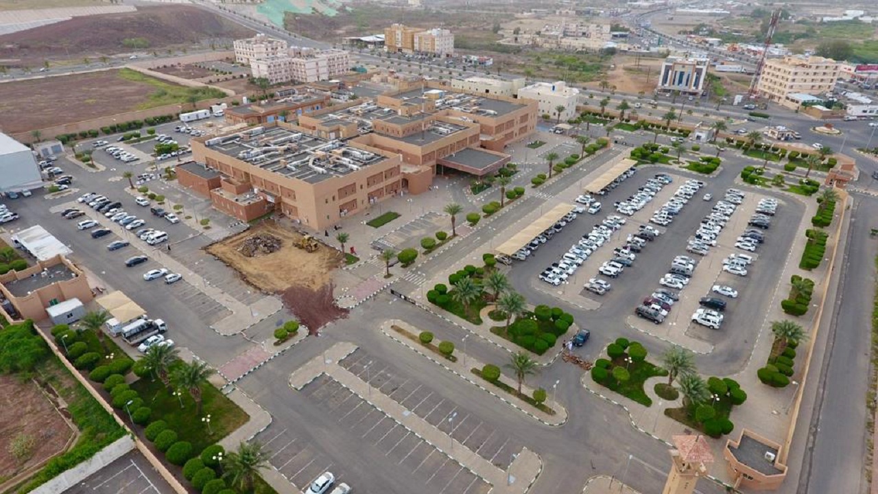 نجاح عملية بمستشفى محايل لمريض تعرض لكسور متفتتة بمفصل الساق