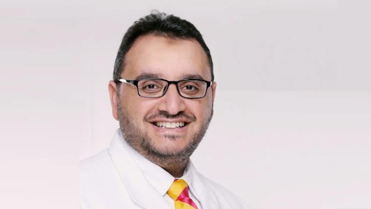 باهبري: المصافحة بقبضة اليد تقلل عدوى كورونا