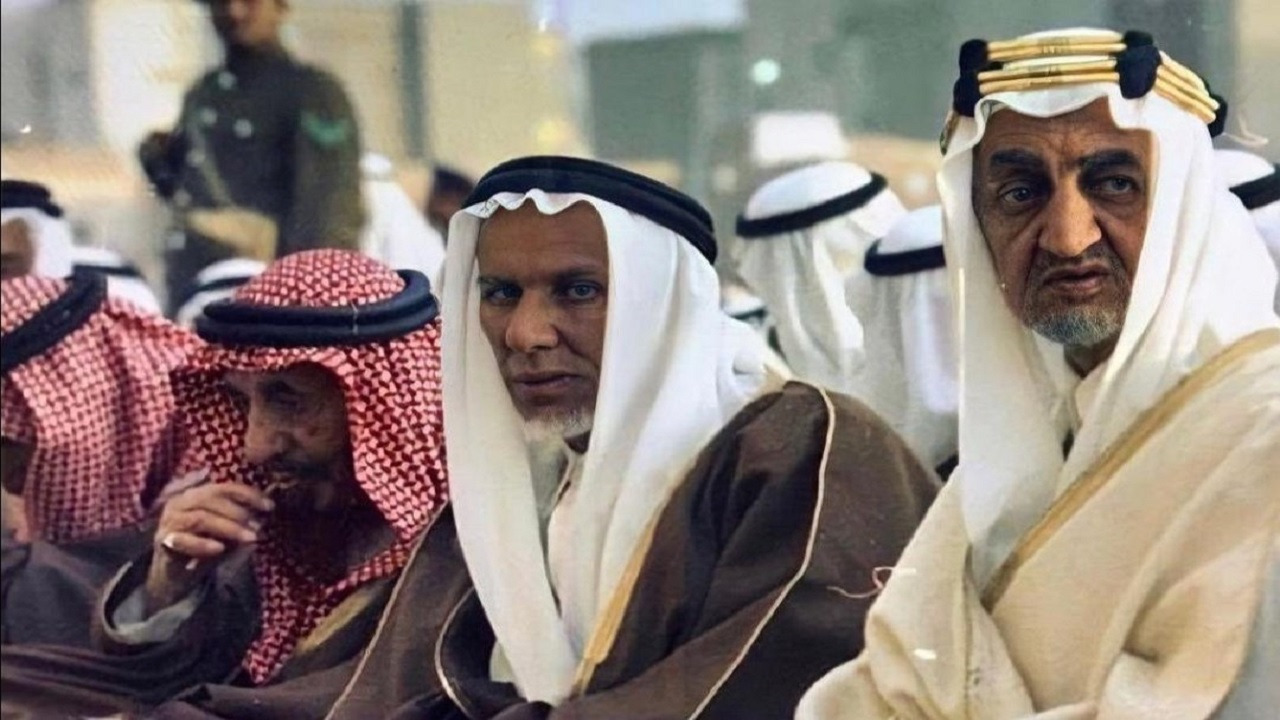 صورة قديمة للملك فيصل مع عمه الأمير عبدالله