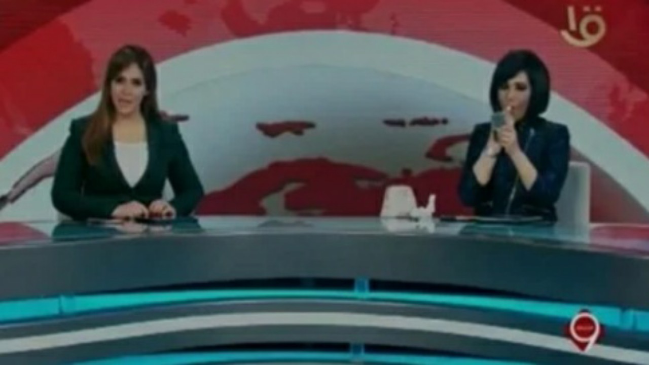 شاهد.. تصرف مفاجئ من مذيعة بالتلفزيون المصري على الهواء أثناء تقديم النشرة 