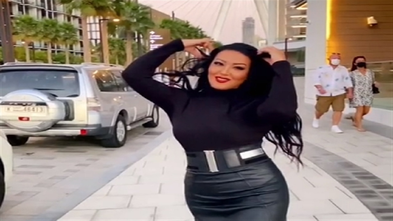 سمية الخشاب تظهر بتنورة قصيرة ورقصة على أنغام “بسكوتاية مقرمشة” (صور)