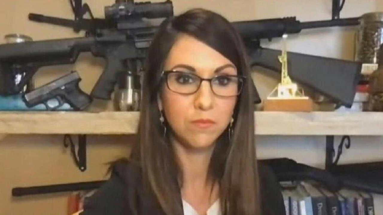 بالفيديو.. نائبة جمهورية تستعرض أسلحة خلفها في اجتماع رسمي