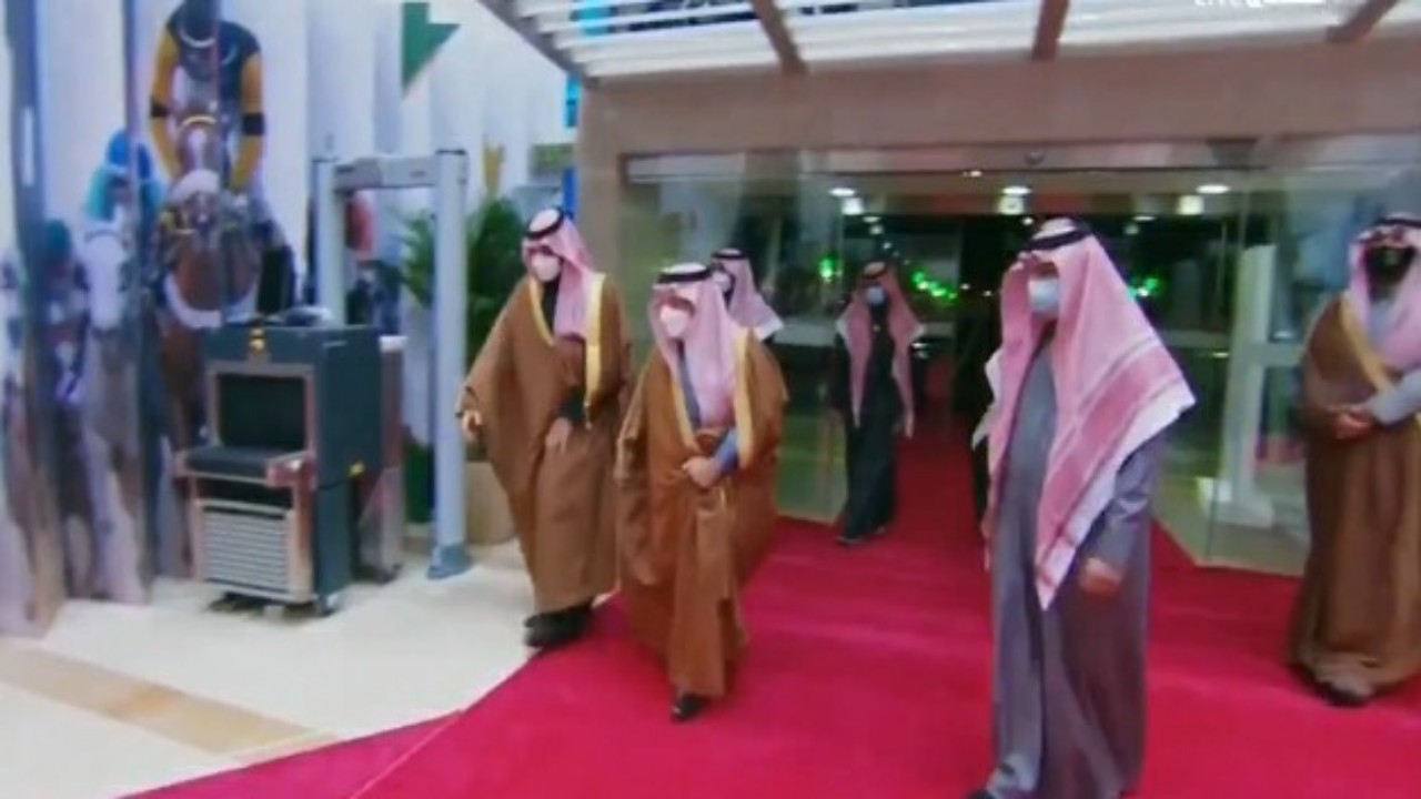 شاهد.. لحظة وصول ولي العهد إلى حفل سباق كأس السعودية في نسخته الثانية