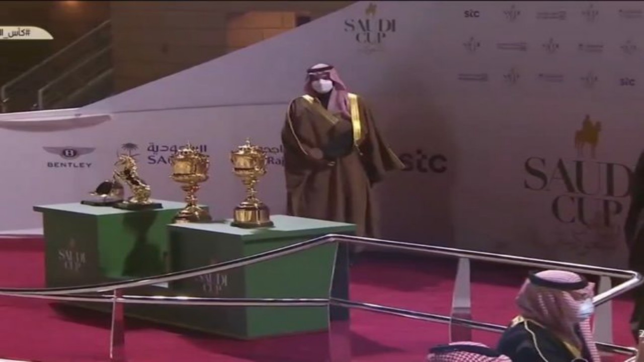 شاهد.. تتويج الأمير عبدالرحمن الفيصل بكأس المملكة العالمي للخيل بعد فوز جواده ” مشرف “