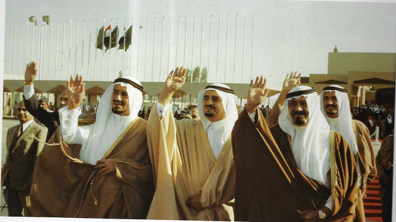 صورة نادرة للملك خالد وإخوانه أثناء وداع أنور السادات في مطار الرياض 