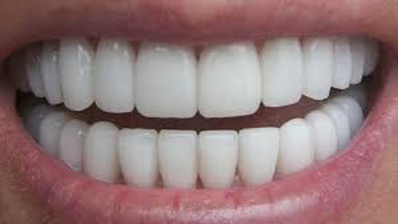 شاهد.. استشاري يوضح كيفية الحصول على أسنان بيضاء وصحية 