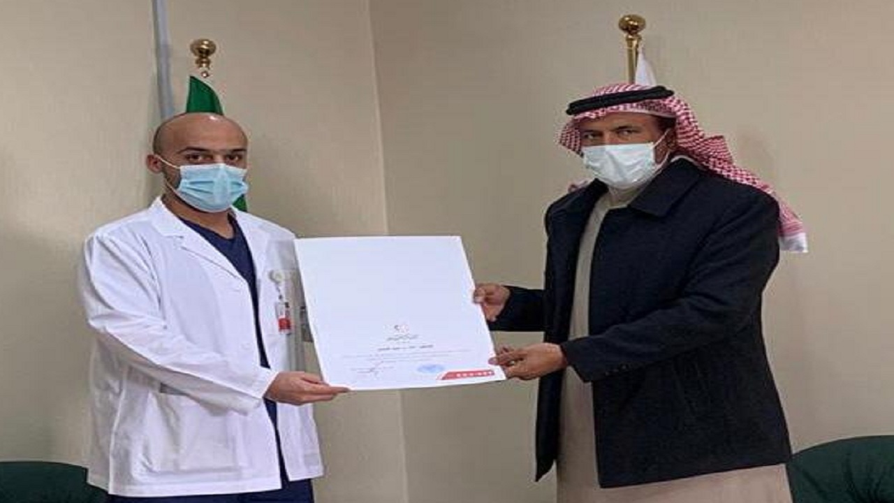 طبيب ينقذ مصاب تعرض للدهس.. وهلال تبوك يكرمه