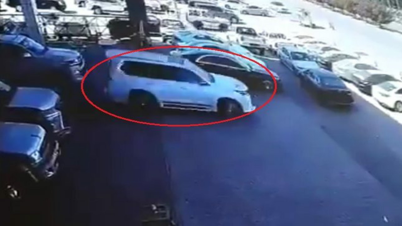 شاهد.. لص يسرق مركبة من معرض سيارات في الرياض 
