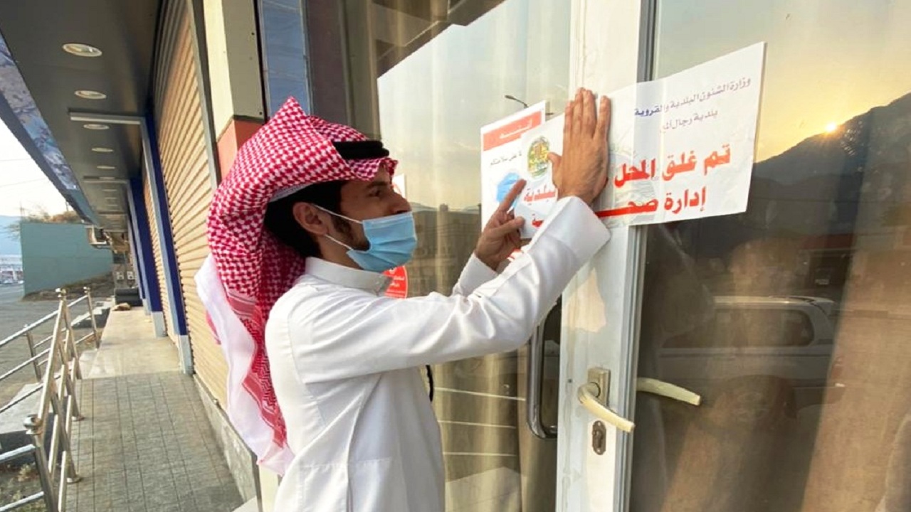 رصد 18 مخالفة للتقيد بالإجراءات الاحترازية من فيروس كورونا في رجال ألمع