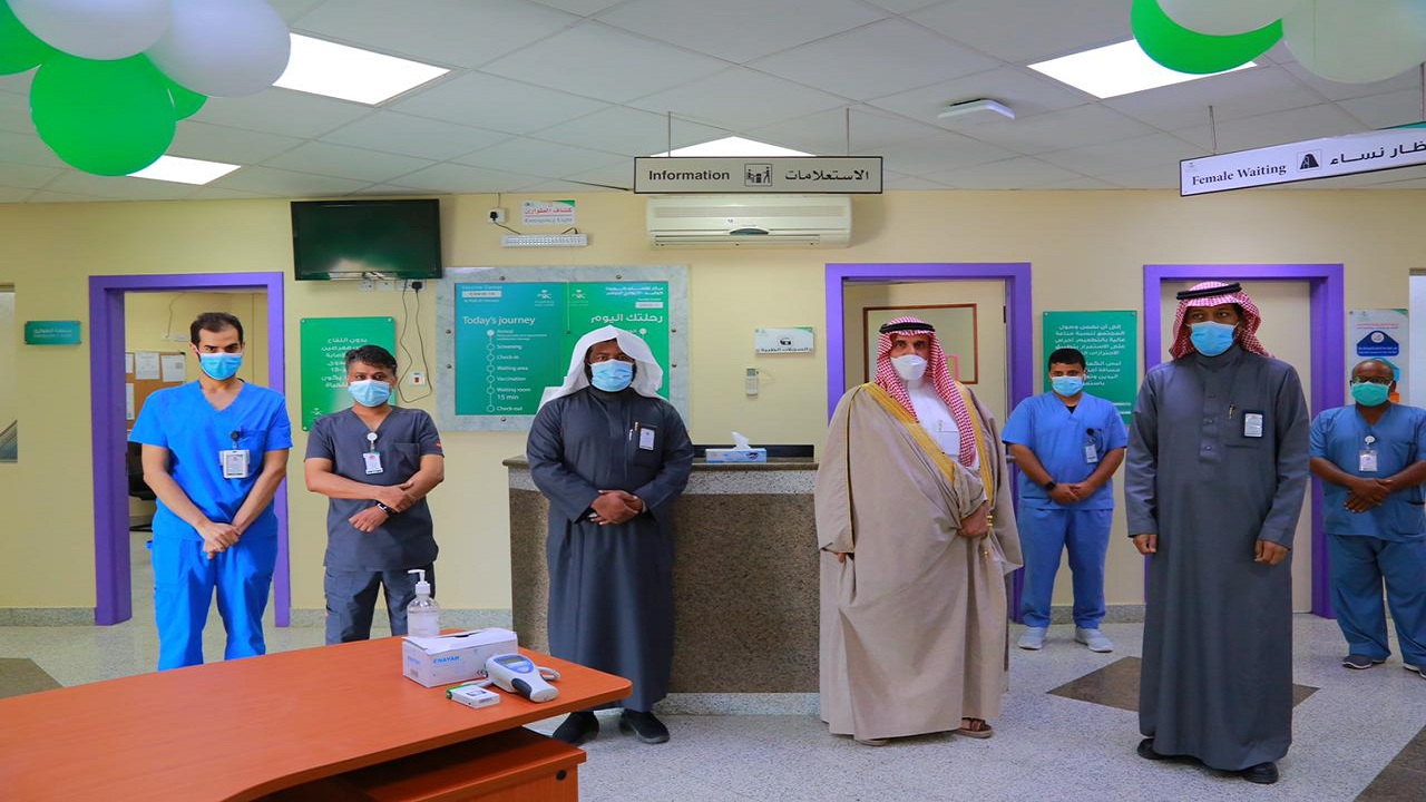 محافظ وادي الدواسر يقف على مركز لقاحات كورونا بعد تجهيزه