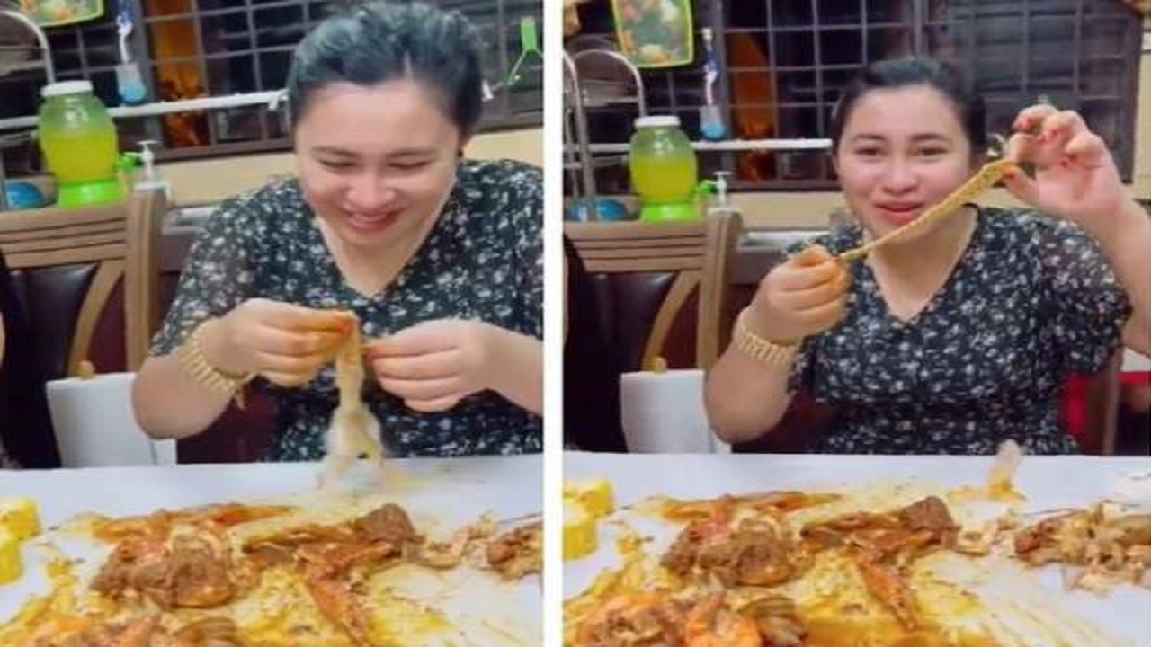 فتاة تعثر على أسورة ذهبية أثناء تناول وجبتها في المطعم
