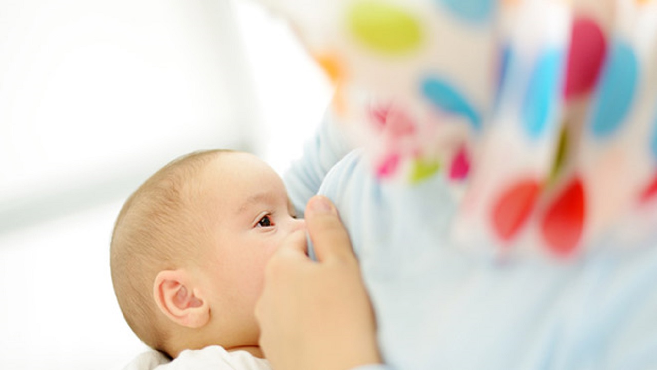 &#8220;الصحة&#8221; تبين فوائد الرضاعة الطبيعية للأم والطفل