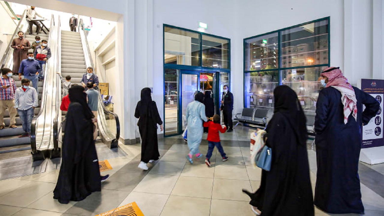 نائب سابق: النساء سبب انتشار كورونا في الكويت
