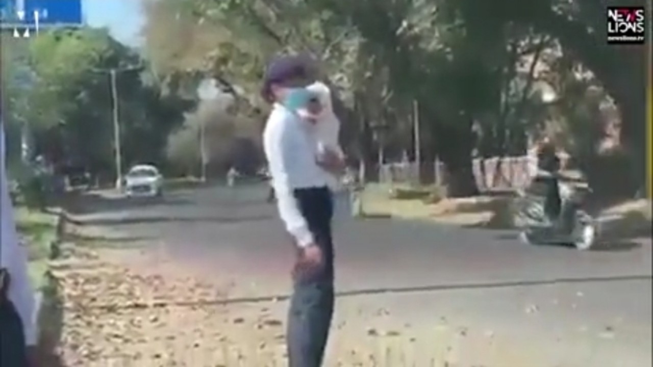 بالفيديو.. شرطية تحمل طفلها على كتفها أثناء تنظيمها للمرور