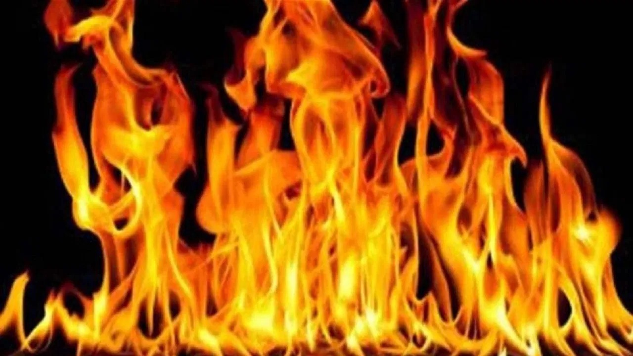 شاب يشعل النيران في شقة شقيقه ويهدد أولاده بسبب الميراث