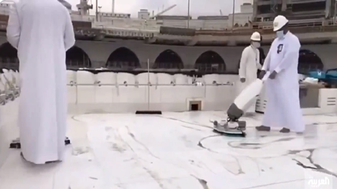 بالفيديو.. عملية تنظيف سطح الكعبة المشرفة في المسجد الحرام