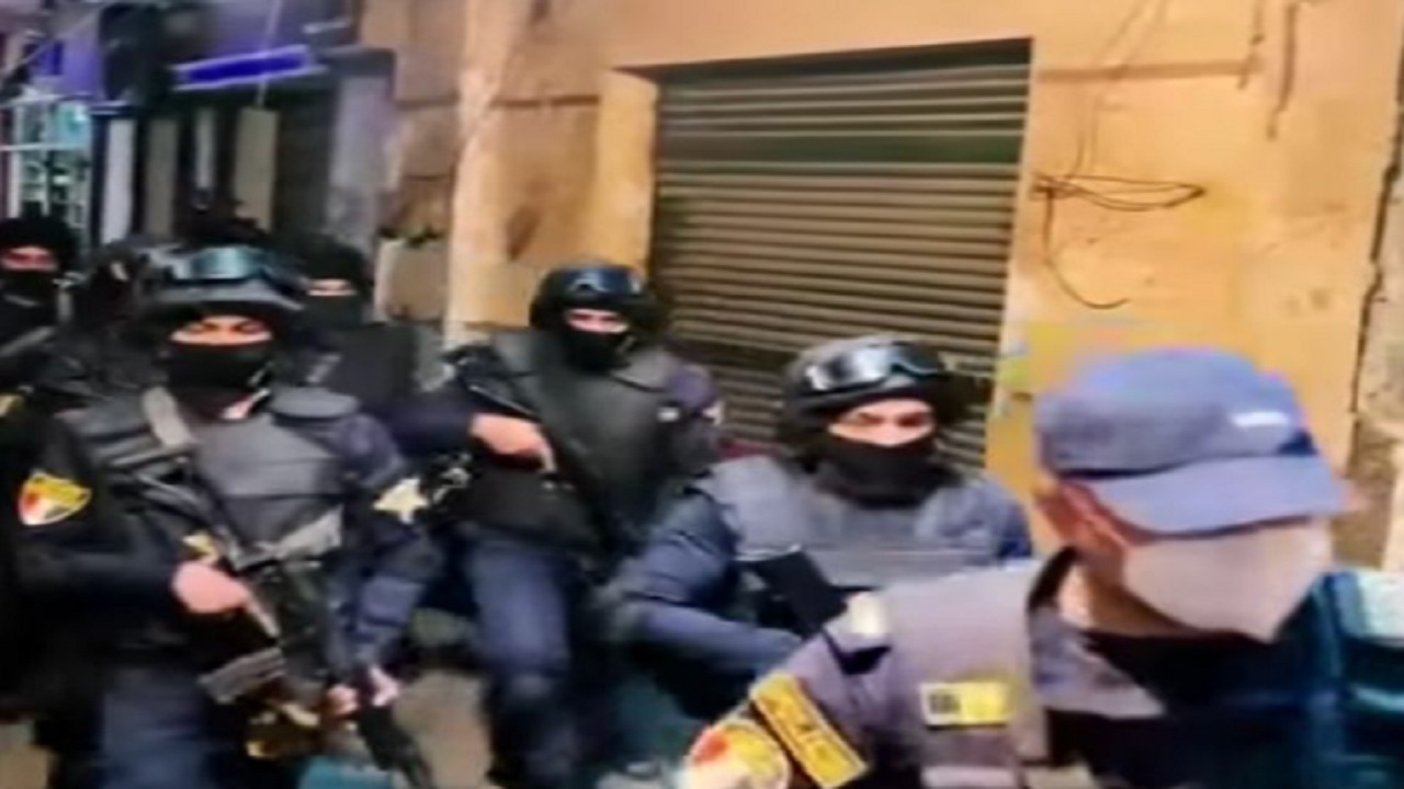 بالفيديو.. لحظة القبض على المتحرش بـ” طفلة المعادي ” في مصر