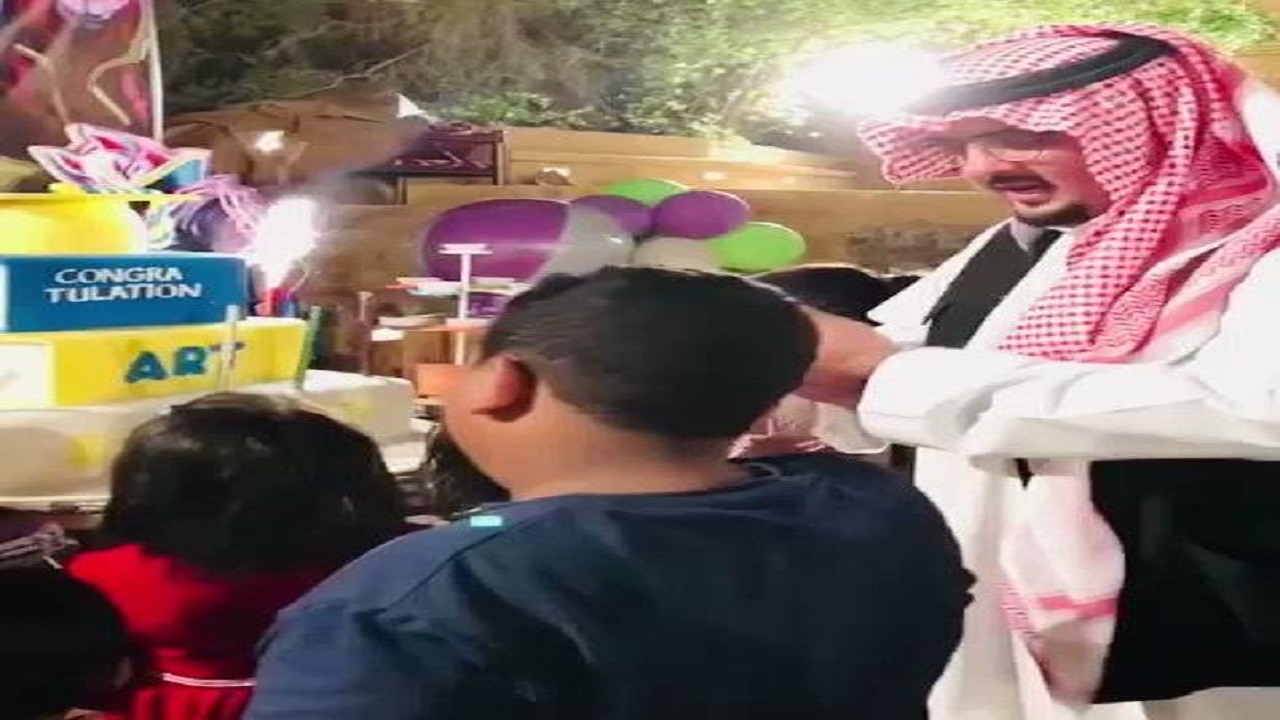 شاهد.. الأمير عبد العزيز بن فهد يزور دار أيتام ويمازح الأطفال