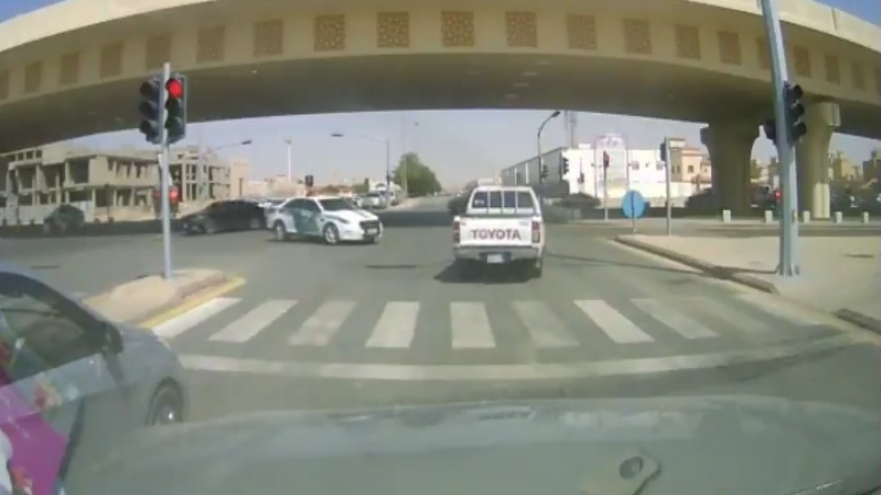 بالفيديو.. قائد مركبة يتفاجأ بوجود دورية مرور أمامه أثناء ارتكابه مخالفة بالرياض