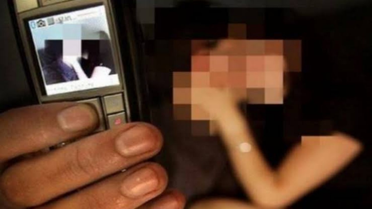 رجل يضبط فيديوهات إباحية لزوجته أرسلتها لشخص مجهول عبر واتساب