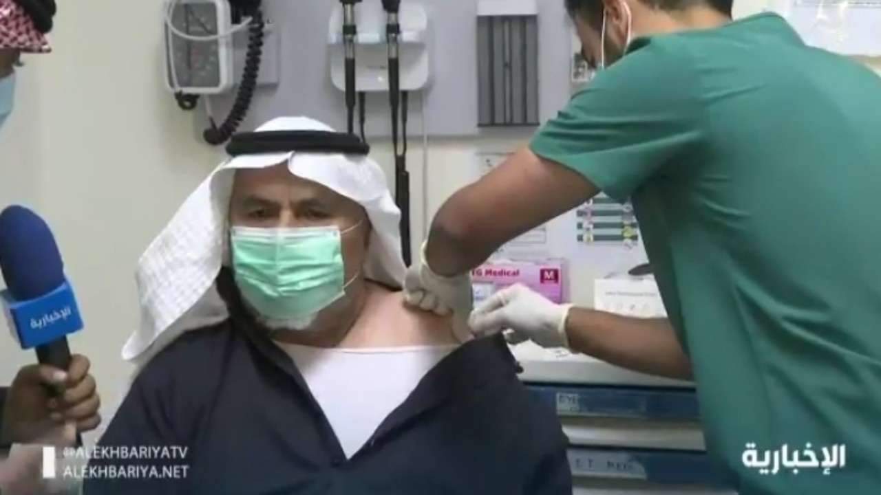 بالفيديو.. مواطن يتلقى لقاح كورونا بعد إصابة أحد أقاربه وتدهور حالته