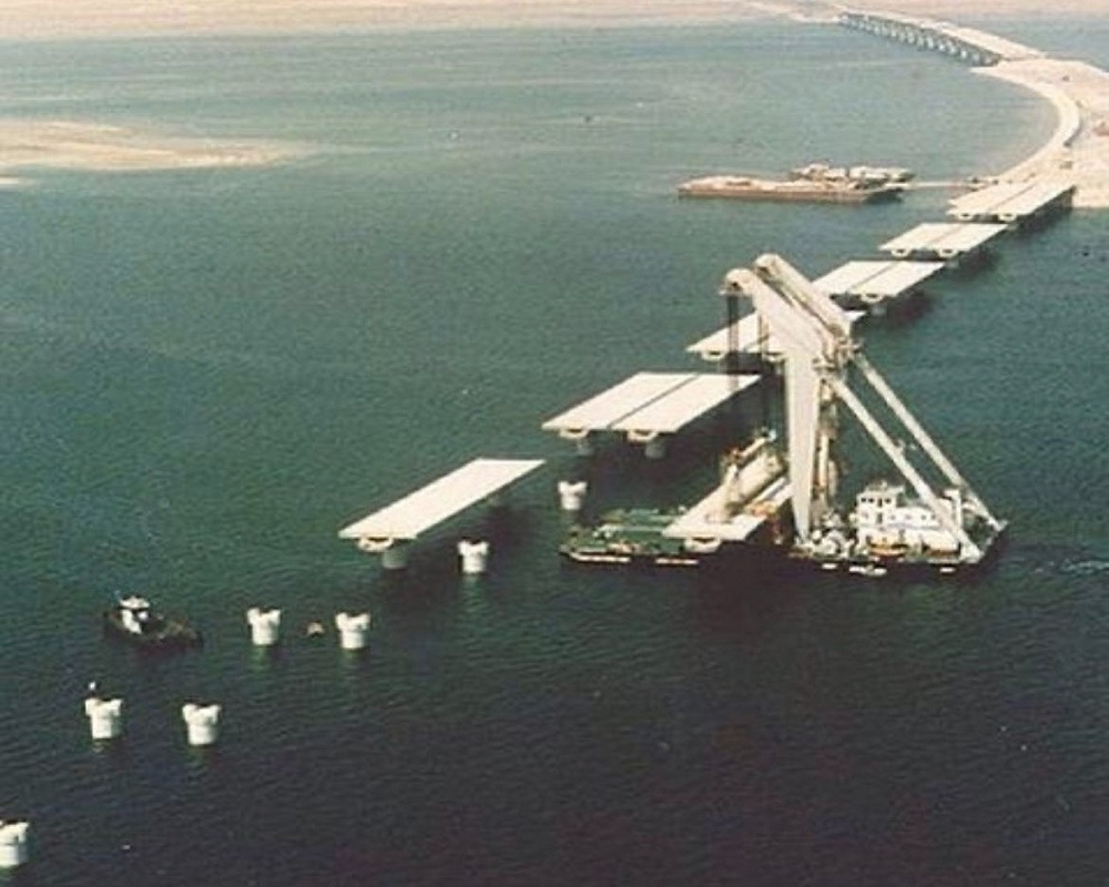 صورة قديمة لجسر الملك فهد تحت الإنشاء بداية الثمانيات