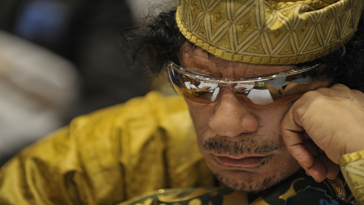 بالفيديو.. الكشف عن المكان الذي لجأ إليه القذافي بعد محاصرة المحتجين له