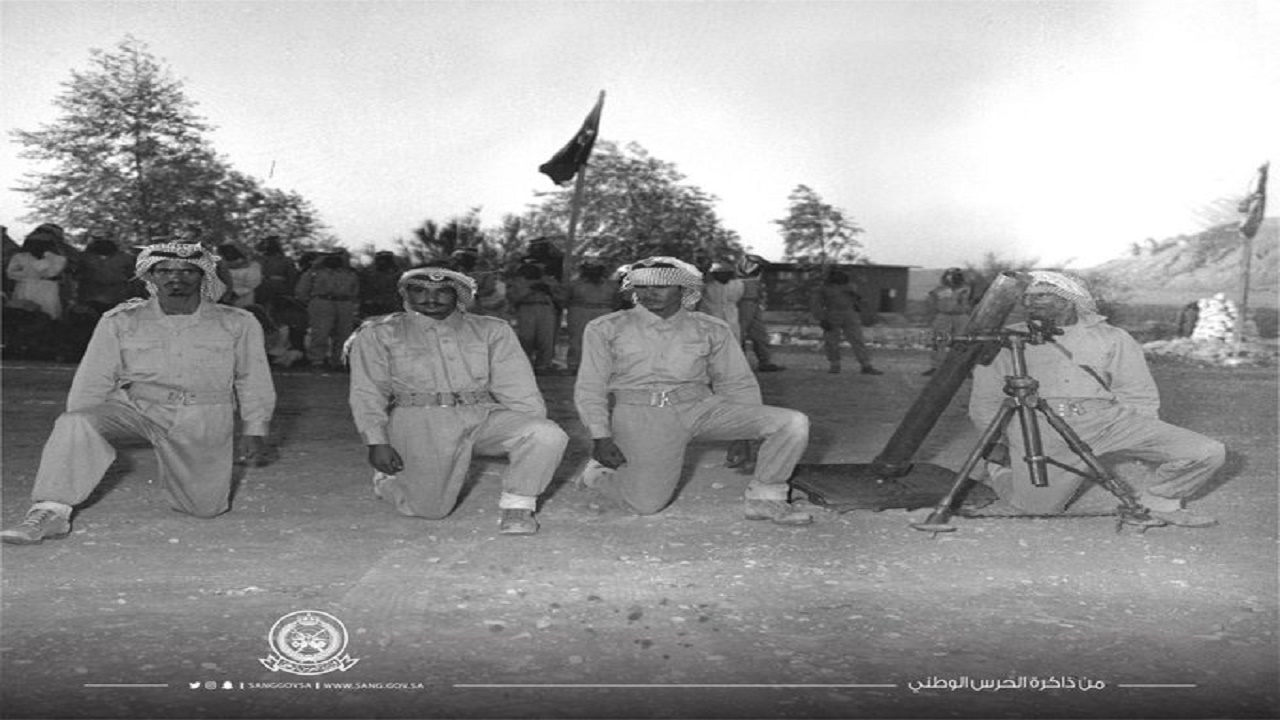 صورة نادرة لإحدى تمارین قوات الحرس الوطني على مدفع الھاون