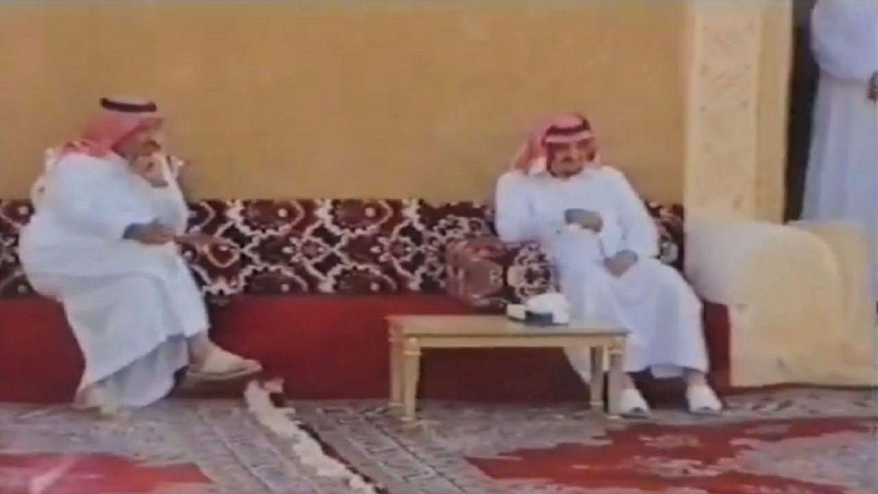 مقطع يعرض لأول مرة للملك فهد والملك سلمان في ضيافة الأمير عبدالعزيز