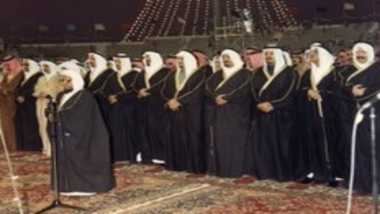 ‏صورة نادرة للملك فهد وجمع من الأمراء أثناء أداء الصلاة قبل مبايعته